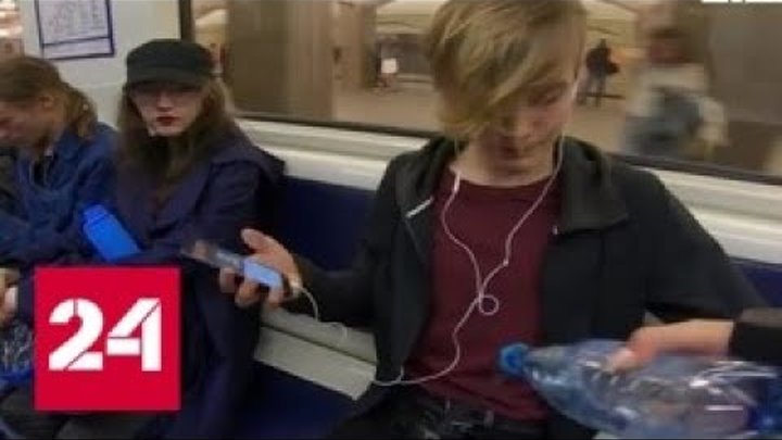 Феминистка в поезде. Феминистка обливает людей в метро отбеливателем. Радикальная феминистка в метро.