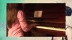Девушка играет на пианино и поет красиво песню Я тебя любила