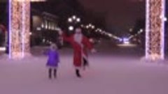 Дед Мороз и Снегурочка показывают фокусы и трюки со скакалка...