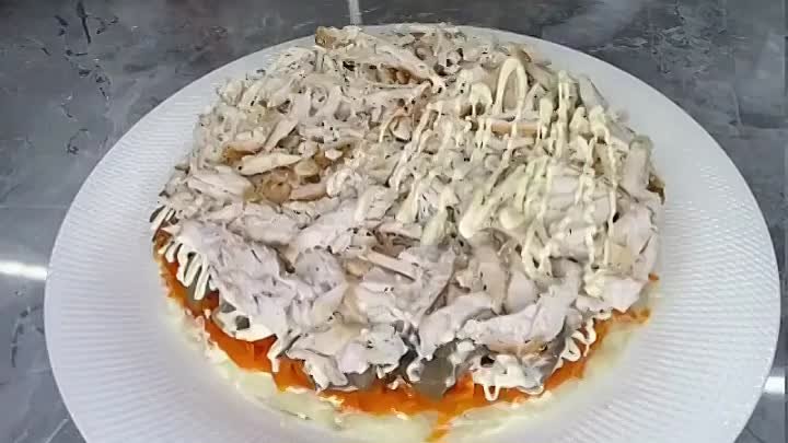 Слоёный салатик с курочкой и грибами ( рецепт )