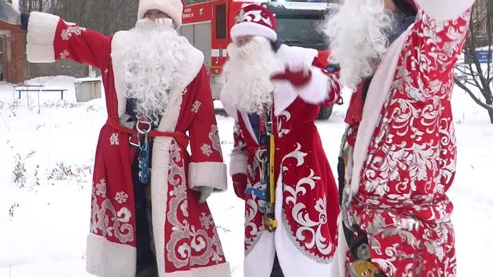 Дед Морозы-альпинисты поздравили детей в нижегородской областной бол ...