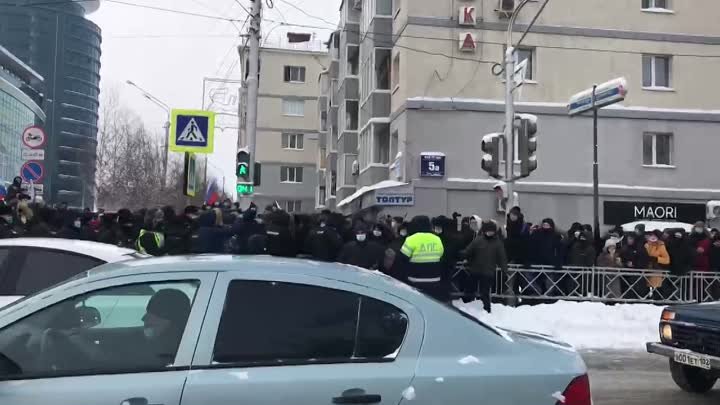 Люди прорвали оцепление полиции в Уфе