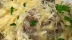 Макаронные гнезда с фаршем и грибами на сковородке)