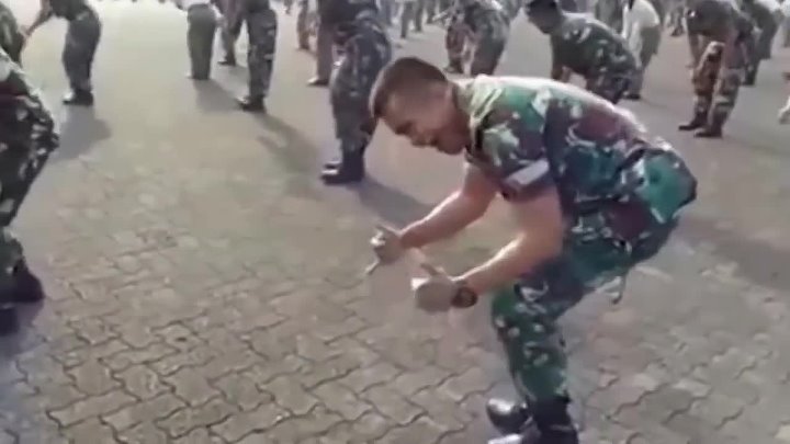 Песня танцующего солдата. Танец индонезийского солдата. Солдаты танцуют. Танец солдата. Солдаты пляшут.