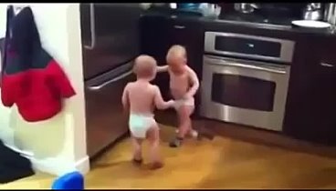 Два малыша разговаривают на своем языке