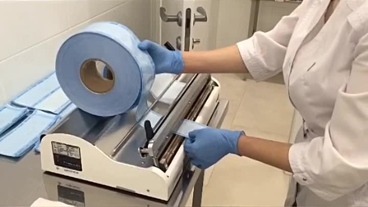 Упаковка продезинфицированных инструментов перед стерилизацией 