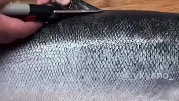 Разделываем лосося и солим его  ( рецепт )