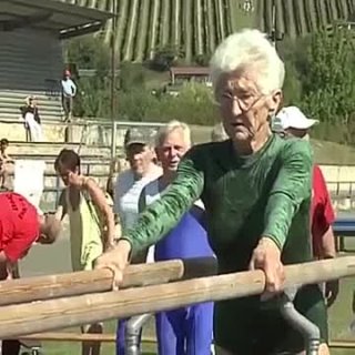 90 летняя бабуля на брусьях