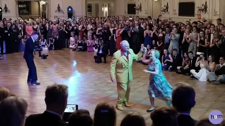 Пожилая пара отжигает на танцполе