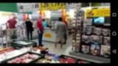 Flüchtling will ohne zu Bezahlen aus der Netto Filiale gehen...