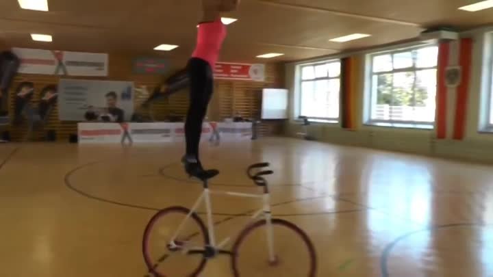 Девушка на велосипеде, феноменальные трюки.