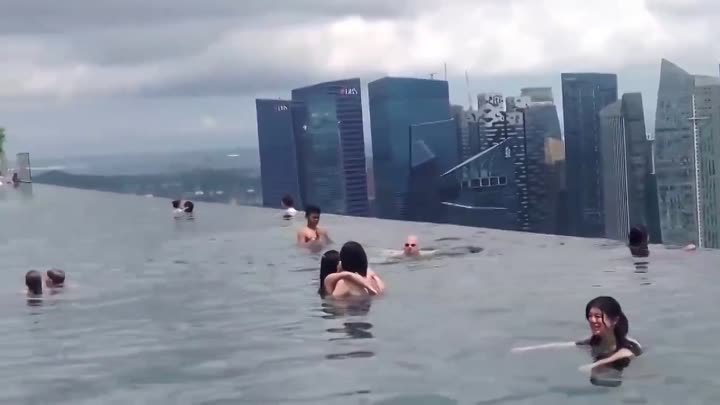 Бассейн на высоте 200 метров Сингапур