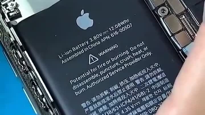 Когда нам приносят iPhone XS Max для замены батареи, мы не тянем рез ...