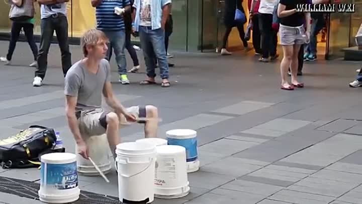 Вертуоз-уличный музыкант ударного инструмента