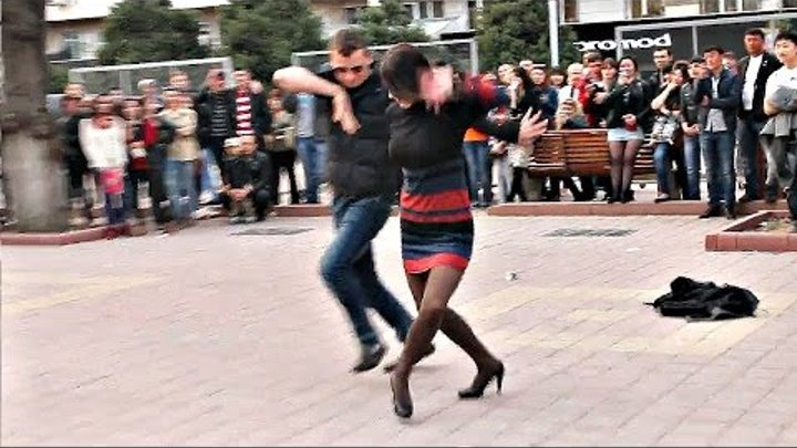 Девушки танцуют лезгинку видео. Девушка танцует лезгинку. Лезгинка уличная. Девушка Танцующая лезгинку. Лезгинка в ресторане.