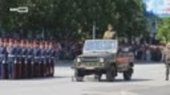 В Луганске прошел парад Победы с участием элитных подразделе...