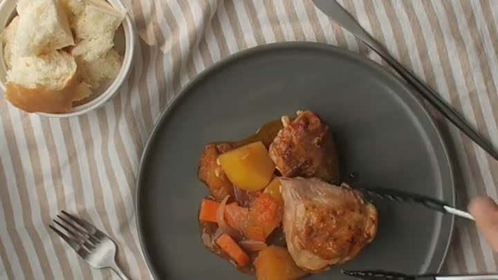 Запеченная курица с овощами под соусом