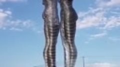 Статуи у Чёрного моря в городе Батуми - «Али и Нино» - vk.co...