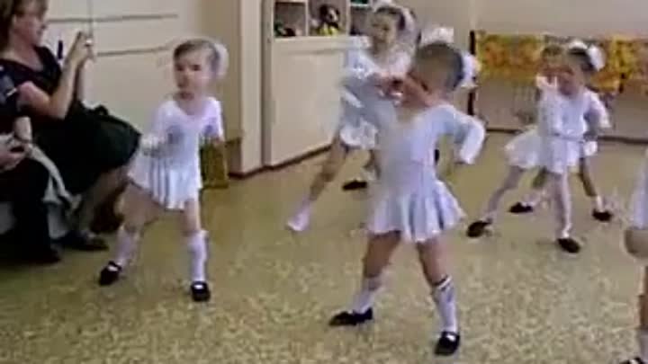 Дети прикольно танцуют