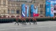 Знамя Победы и флаг Российской Федерации на Красной площади.