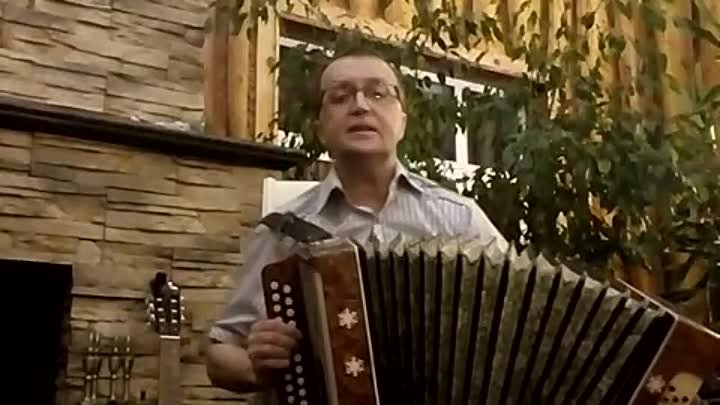 "Как в деревне нас мама встречает" исполняет Александр Сучков