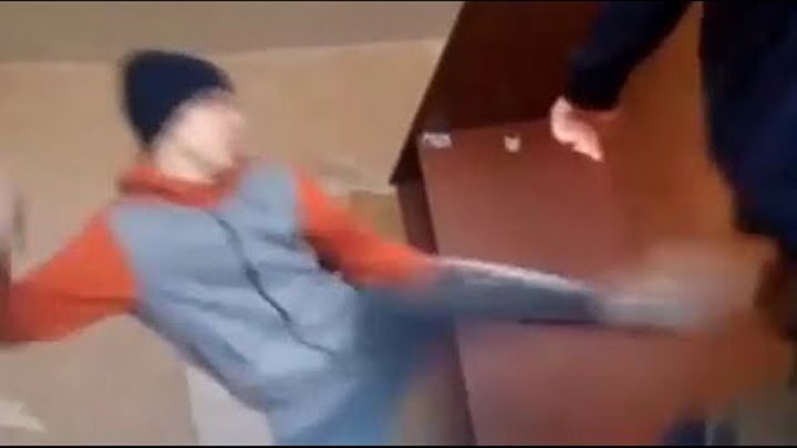 Полное видео нападения от первого лица. Мужчина бьет подростка.