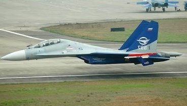 Су-30 проходит на высоте чуть более метра над землей
