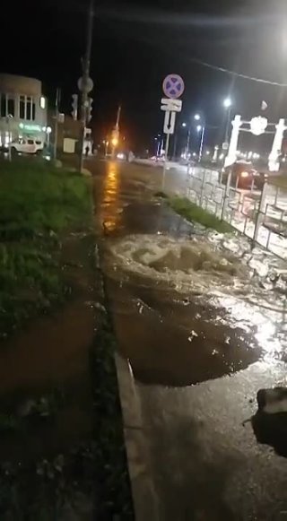 Вода пробила асфальт в  месте прорыва водовода