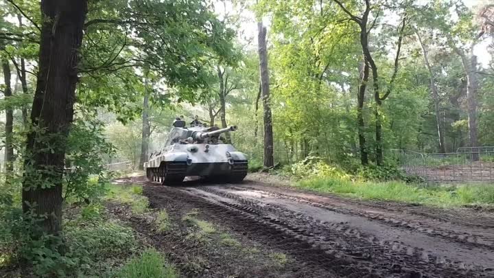 Manual Starting the STURMGESCHÜTZ, PANTHER and KÖNIGSTIGER