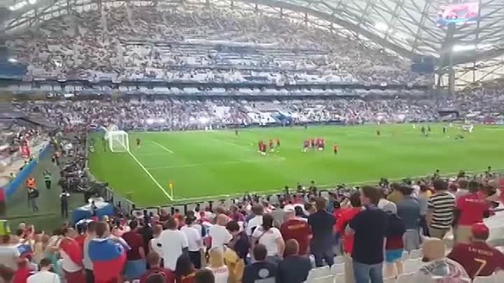 Тысячи фанатов поют «Катюшу» перед матчем Россия — Англия