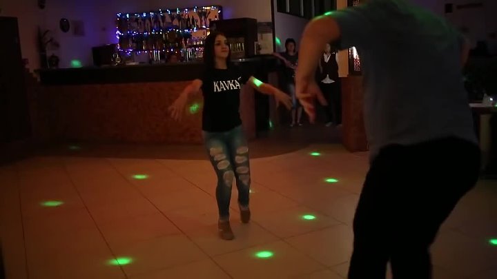 Девушки танцуют лезгинку видео. Девушка танцует лезгинку. Девушка красиво танцует лезгинку. Лезгинка в клубе. Девушка танцует лезгинку в кафе.