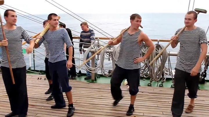 На палубе матросы танец. Моряки танцуют яблочко на корабле. Матрос со шваброй. Яблочко танец моряков. Матросский танец яблочко.