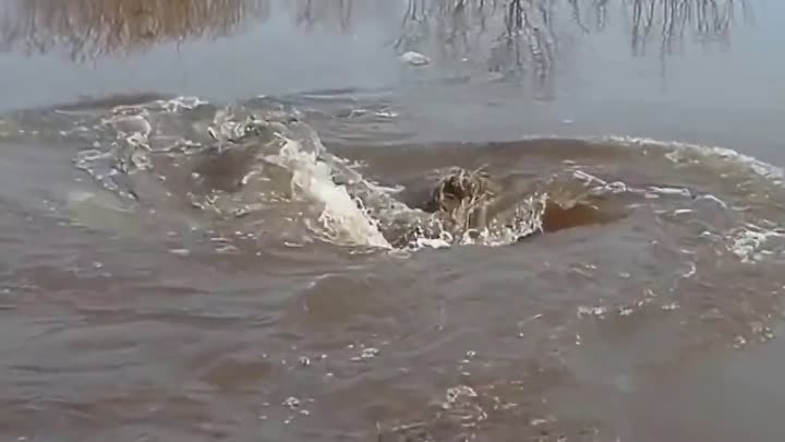 Всёпоглощающая водянная воронка.Невероятное зрелище.