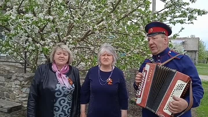 Поем двором