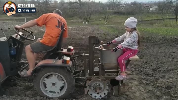 Посадка картошки при помощи самодельного аппарата.