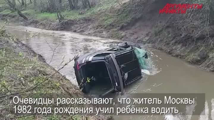 Land Rover упал в реку с моста