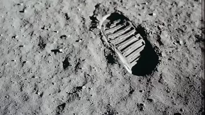 Человек впервые ступил на поверхность Луны (1969)