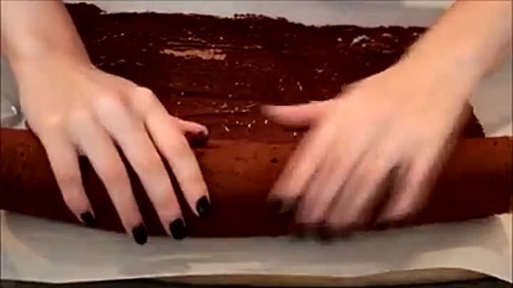 Шоколадный рулет со сливочным кремом из сыра филадельфия