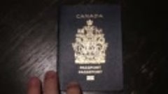 Канадский паспорт под ультрафиолетовой лампой