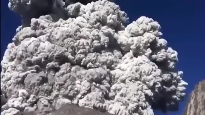 Завтрак туристов в Индонезии прервало извержение вулкана