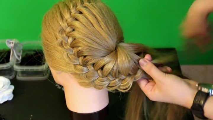 Ажурная коса с цветком из волос
