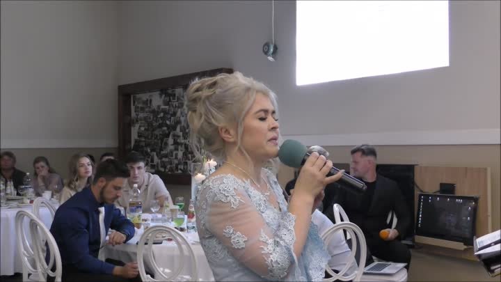 Мама поёт на свадьбе дочери