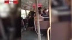Бухая школьница запинывает кондукторшу трамвая. Real video