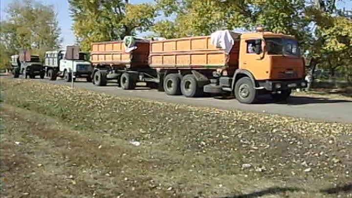 "Слава и честь хлеборобам!" Парад уборочной техники.