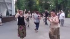 Танцы в парке Горького ( Харьков) Какие молодцы! Видно в мол...