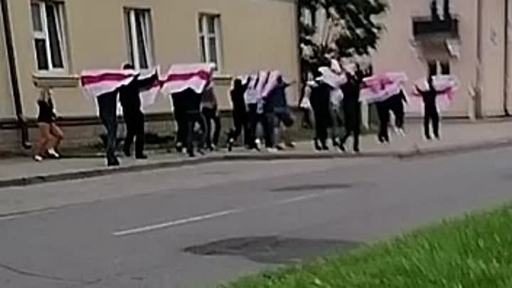 в Гродно беларусы вышли с национальными флагами