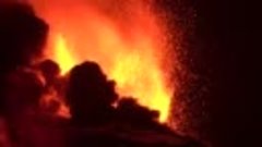 Итальянский вулкан Этна осветил ночное небо Катании фонтанам...
