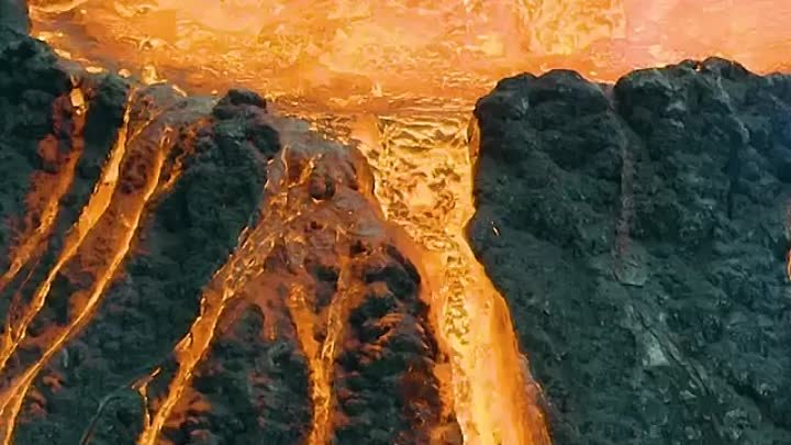 Величественное извержение вулкана Фаградальсфьядль в августе 2021 года