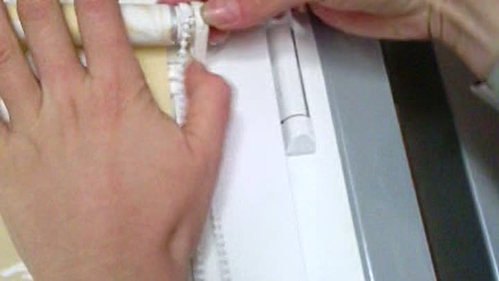 Как снять рулонные шторы с пластикового окна Как снять рулонные шторы с пластикового окна