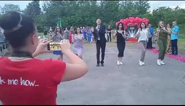 Сельский учитель покорил сеть танцем с выпускниками